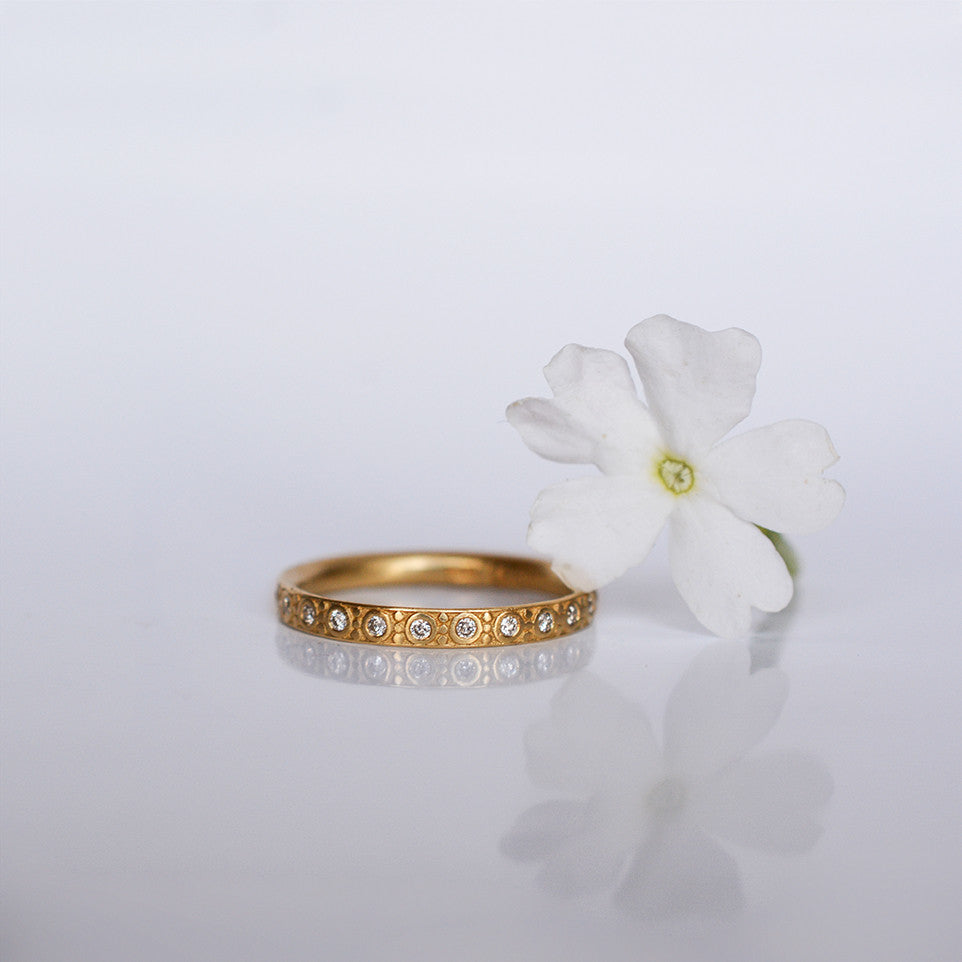 Diamond band ring - 18k solid gold & diamonds