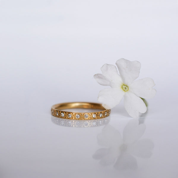 Diamond band ring - 18k solid gold & diamonds