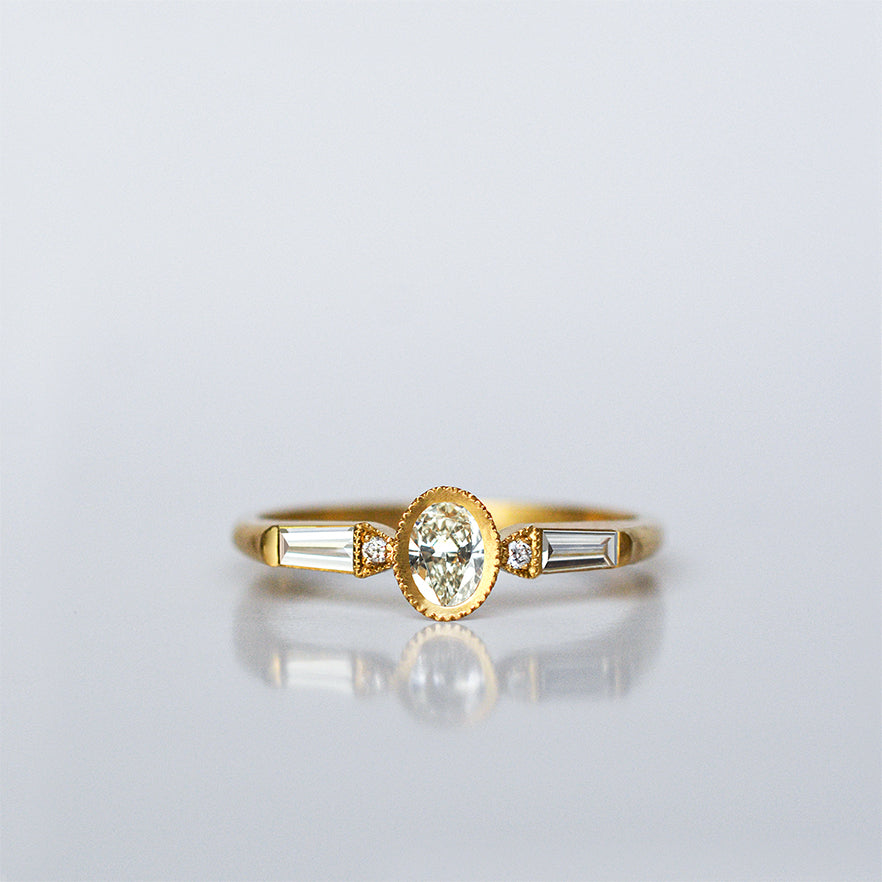 Oval Taper Ring - 18k gold & Diamonds