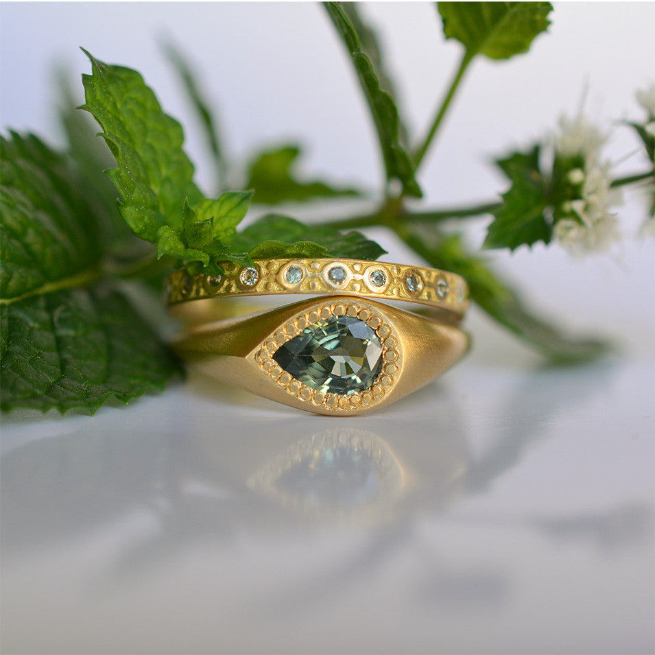 Drop ring - 18k solid gold & Green Sapphire