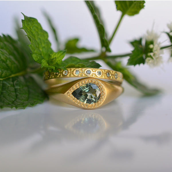 Drop ring - 18k solid gold & Green Sapphire