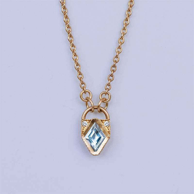 Arrowhead necklace - 18k solid gold & Sky topaz