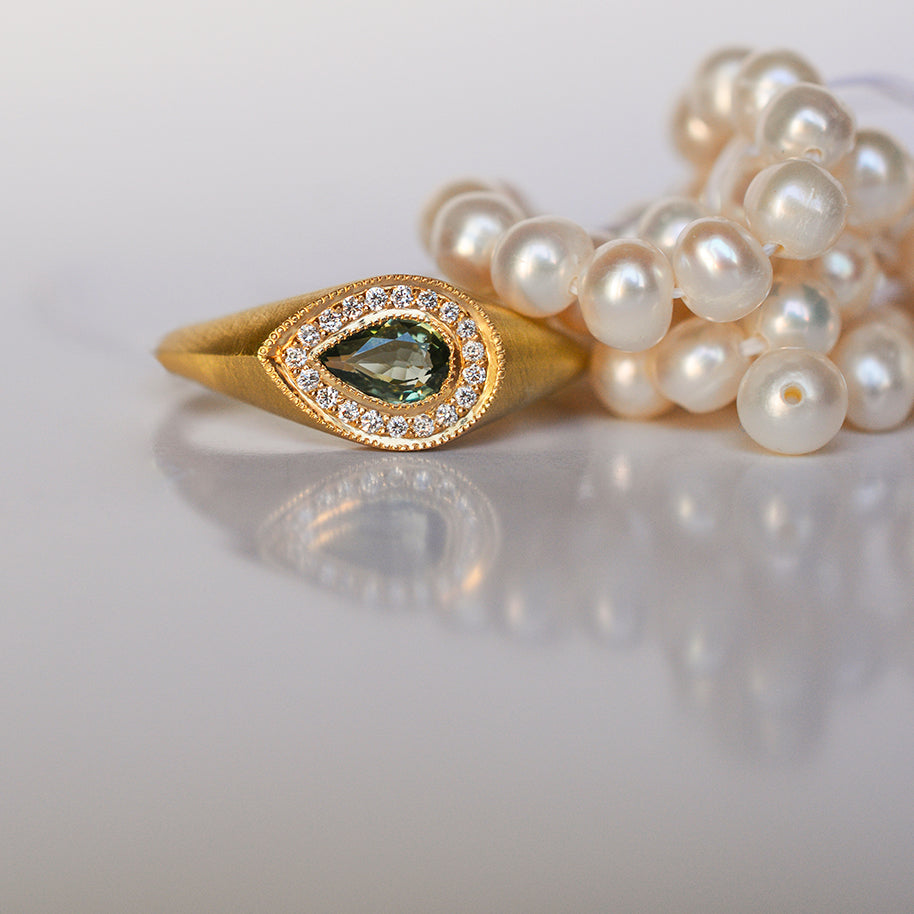 Diamond ring - 18k solid gold & green Sapphire