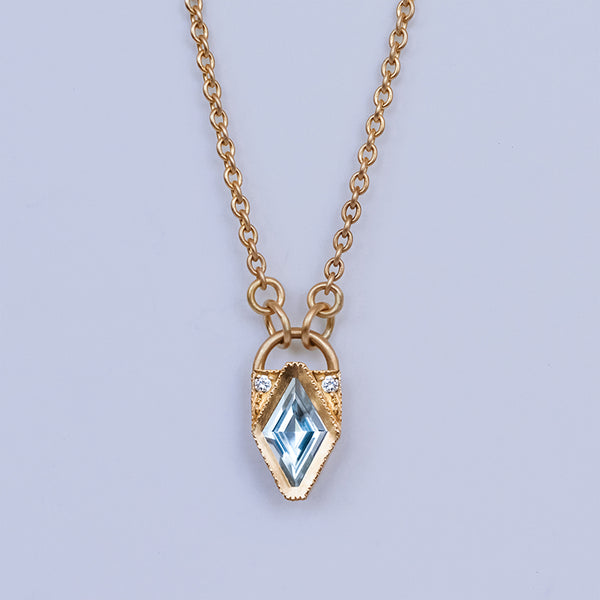 Arrowhead necklace - 18k solid gold & Sky topaz