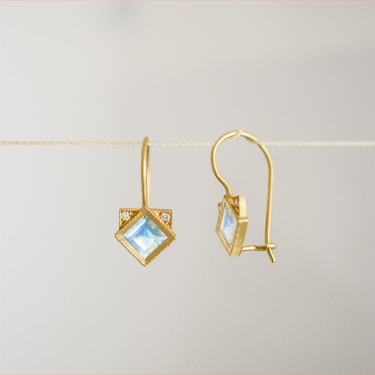 Temple earrings - 18k solid gold & Moonstone