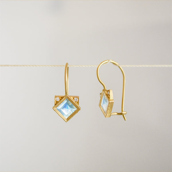 Temple earrings - 18k solid gold & Moonstone